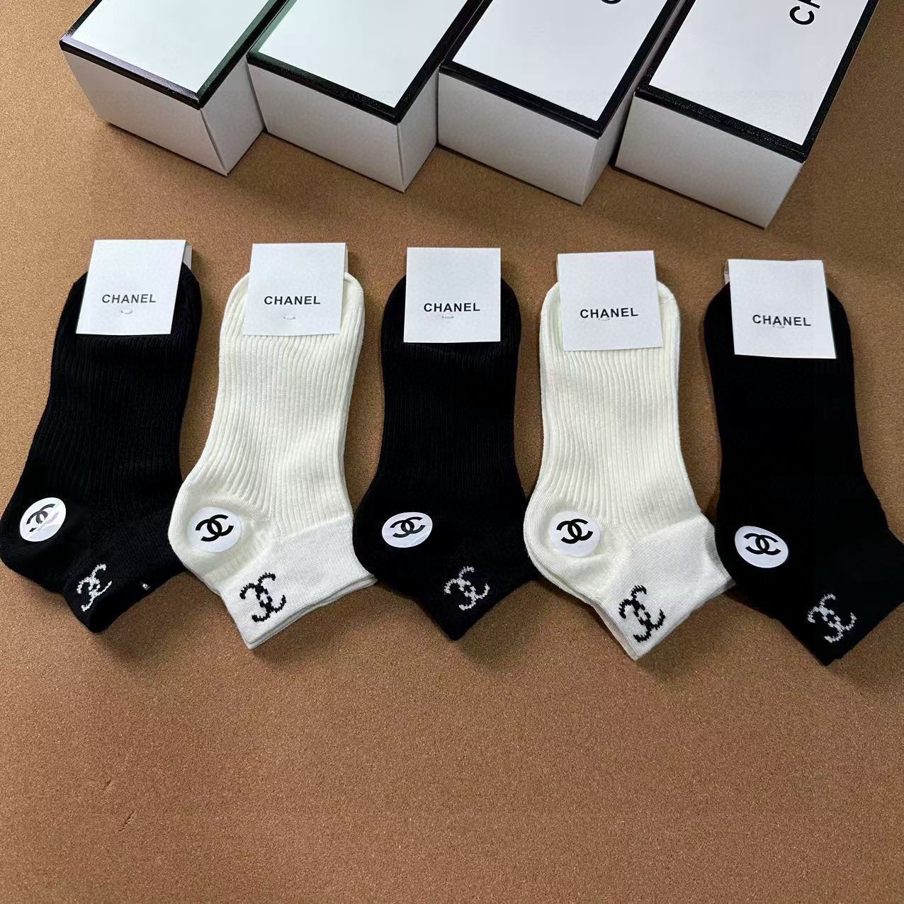 🆕CHANEL · 香奈儿❗️CH新品女款袜子❗️【一盒五双】纯棉材质，提花经典双C标识，炒鸡nice，