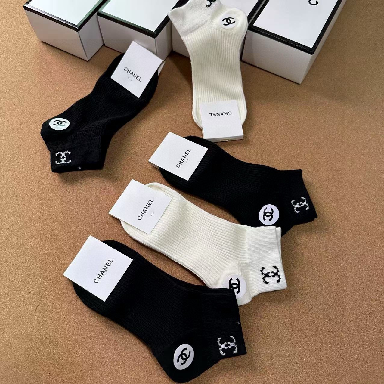 🆕CHANEL · 香奈儿❗️CH新品女款袜子❗️【一盒五双】纯棉材质，提花经典双C标识，炒鸡nice，