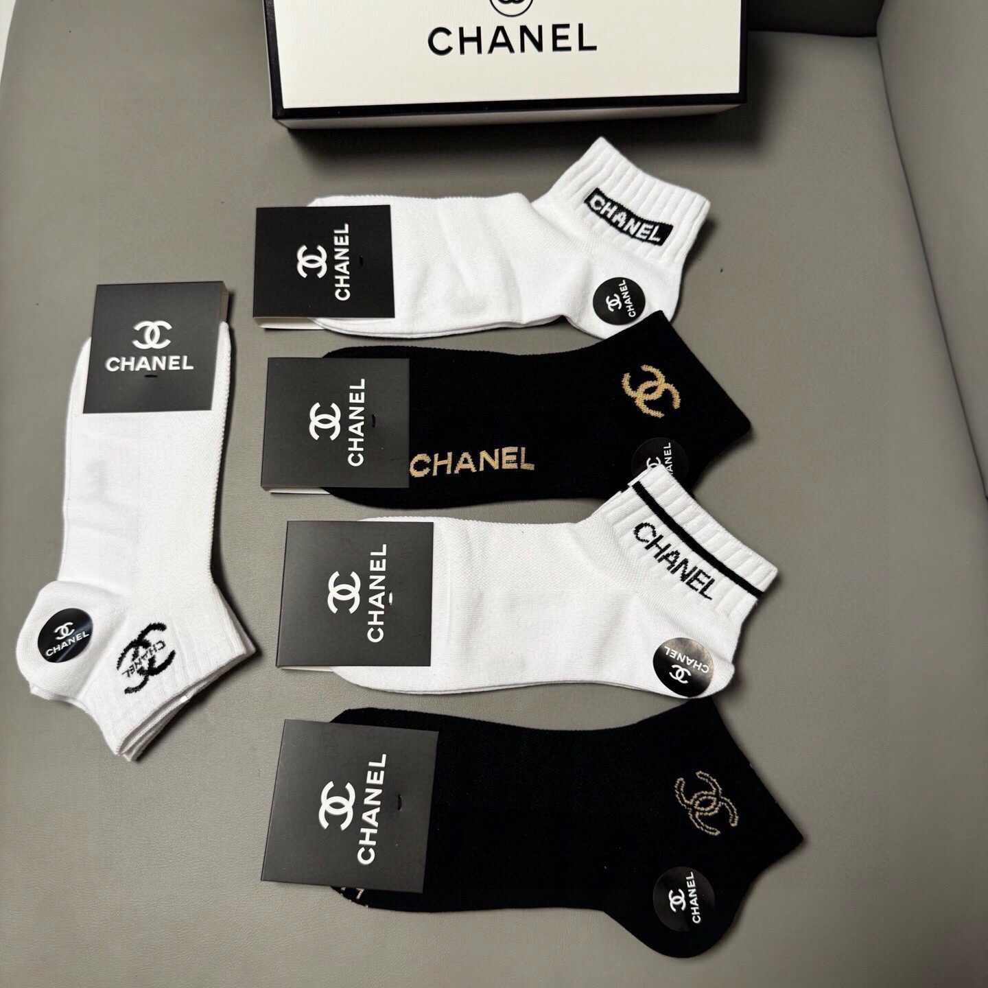 🆕CHANEL · 香奈儿❗️CH新品女款袜子❗️【一盒五双】纯棉材质，提花经典双C标识，炒鸡nice，