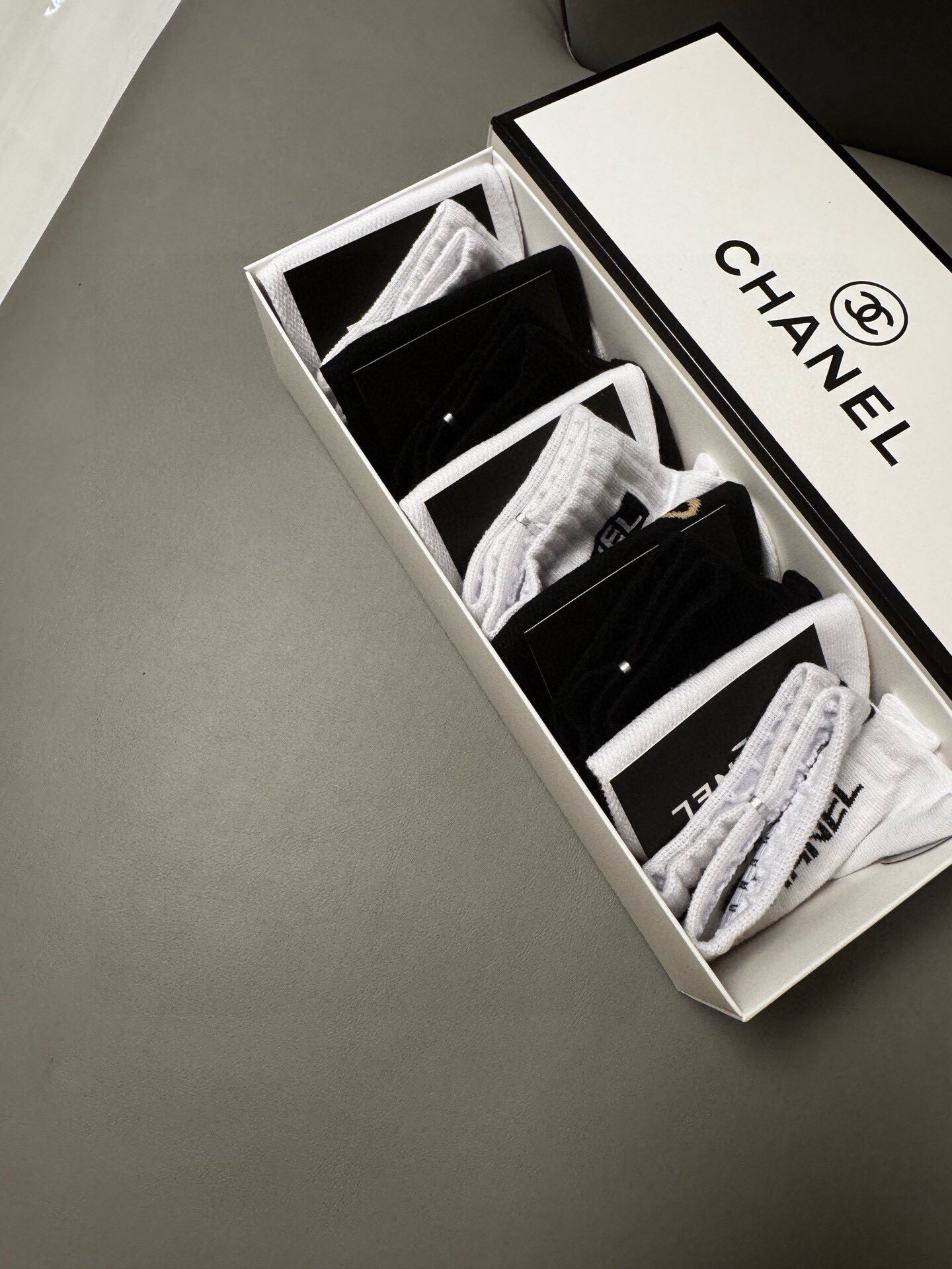 🆕CHANEL · 香奈儿❗️CH新品女款袜子❗️【一盒五双】纯棉材质，提花经典双C标识，炒鸡nice，