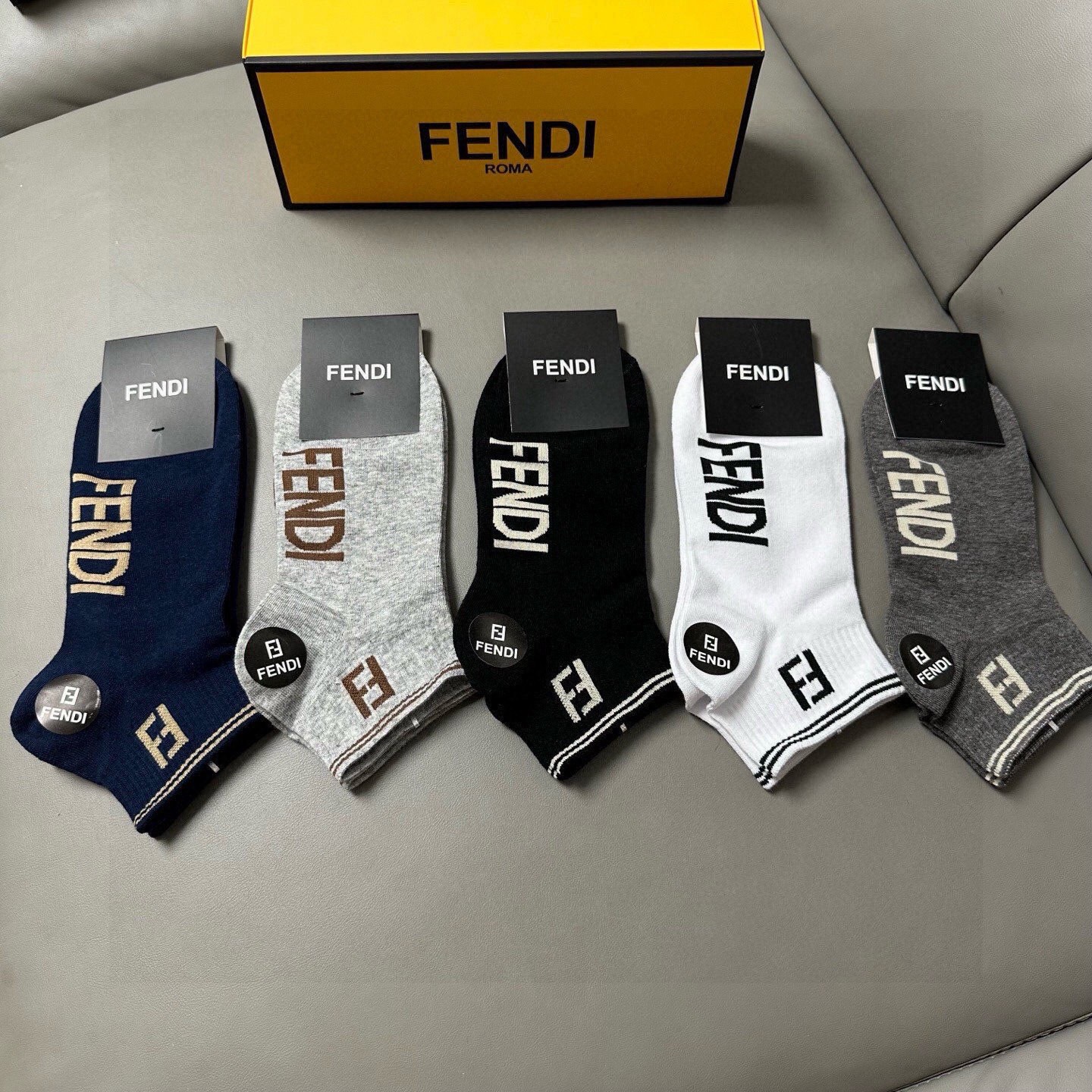🆕FENDI · 芬迪❗️FF新品男款船袜❗️【一盒五双】提花经典的字母标志，纯棉材质制造，透气舒适，超