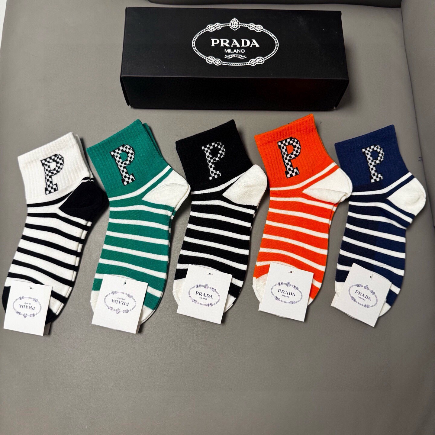 🆕PRADA · 普拉达新品中筒袜子❗️【一盒五双】纯棉材质织造，提花经典标志，柔软舒适，大牌出街，潮人