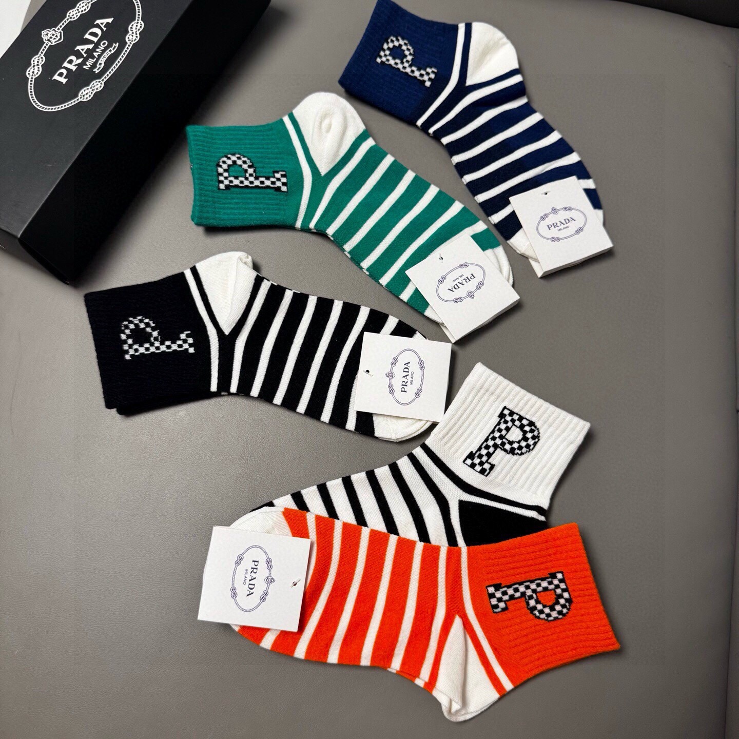 🆕PRADA · 普拉达新品中筒袜子❗️【一盒五双】纯棉材质织造，提花经典标志，柔软舒适，大牌出街，潮人