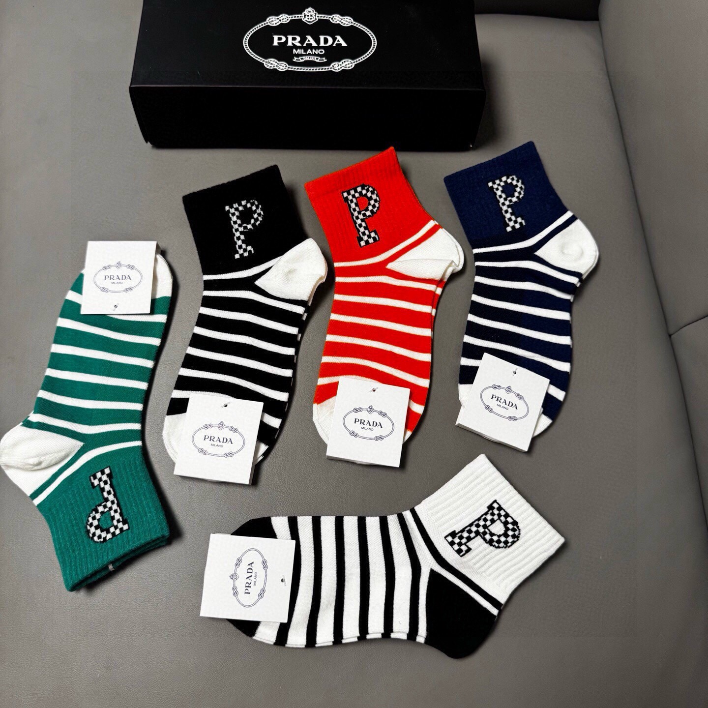 🆕PRADA · 普拉达新品中筒袜子❗️【一盒五双】纯棉材质织造，提花经典标志，柔软舒适，大牌出街，潮人