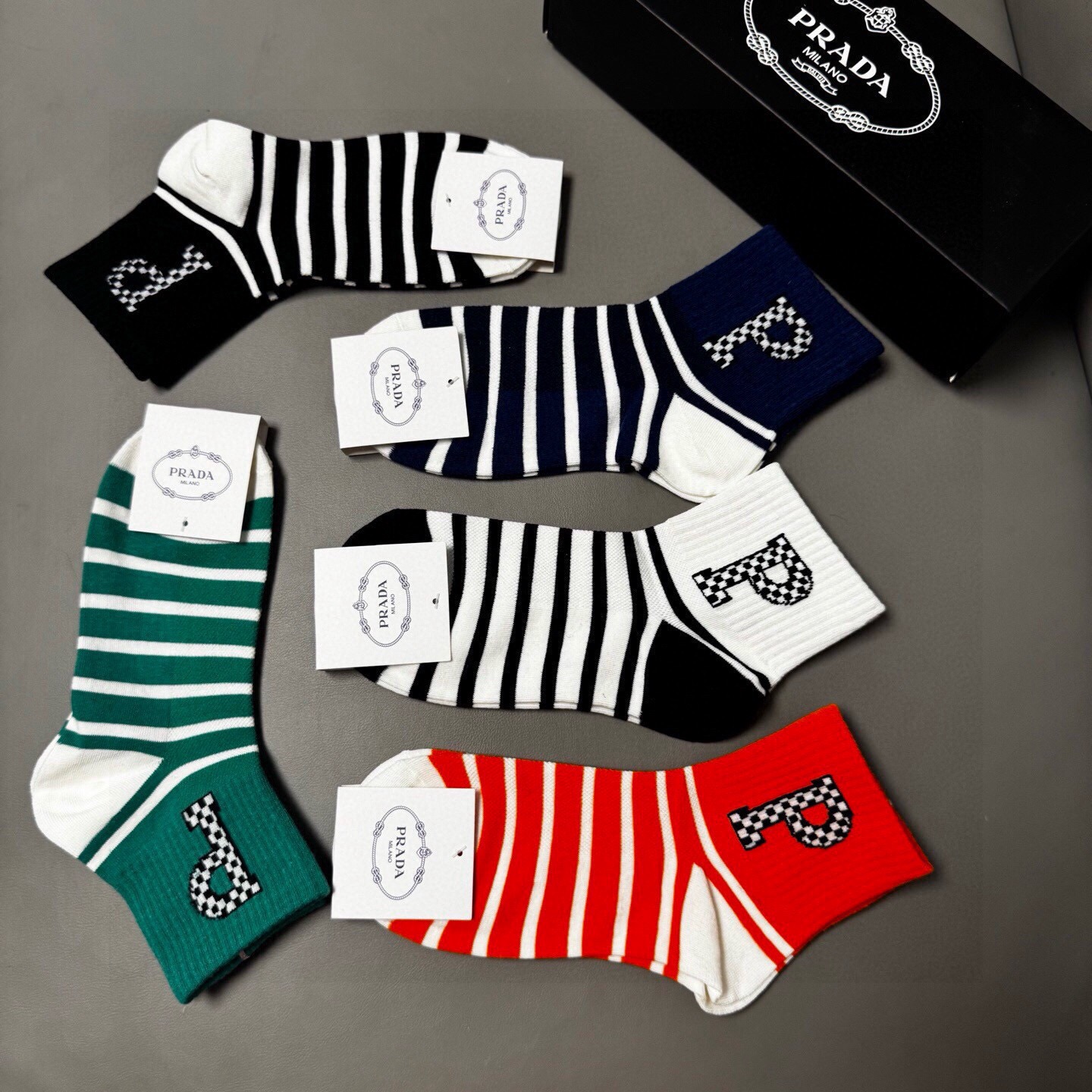 🆕PRADA · 普拉达新品中筒袜子❗️【一盒五双】纯棉材质织造，提花经典标志，柔软舒适，大牌出街，潮人