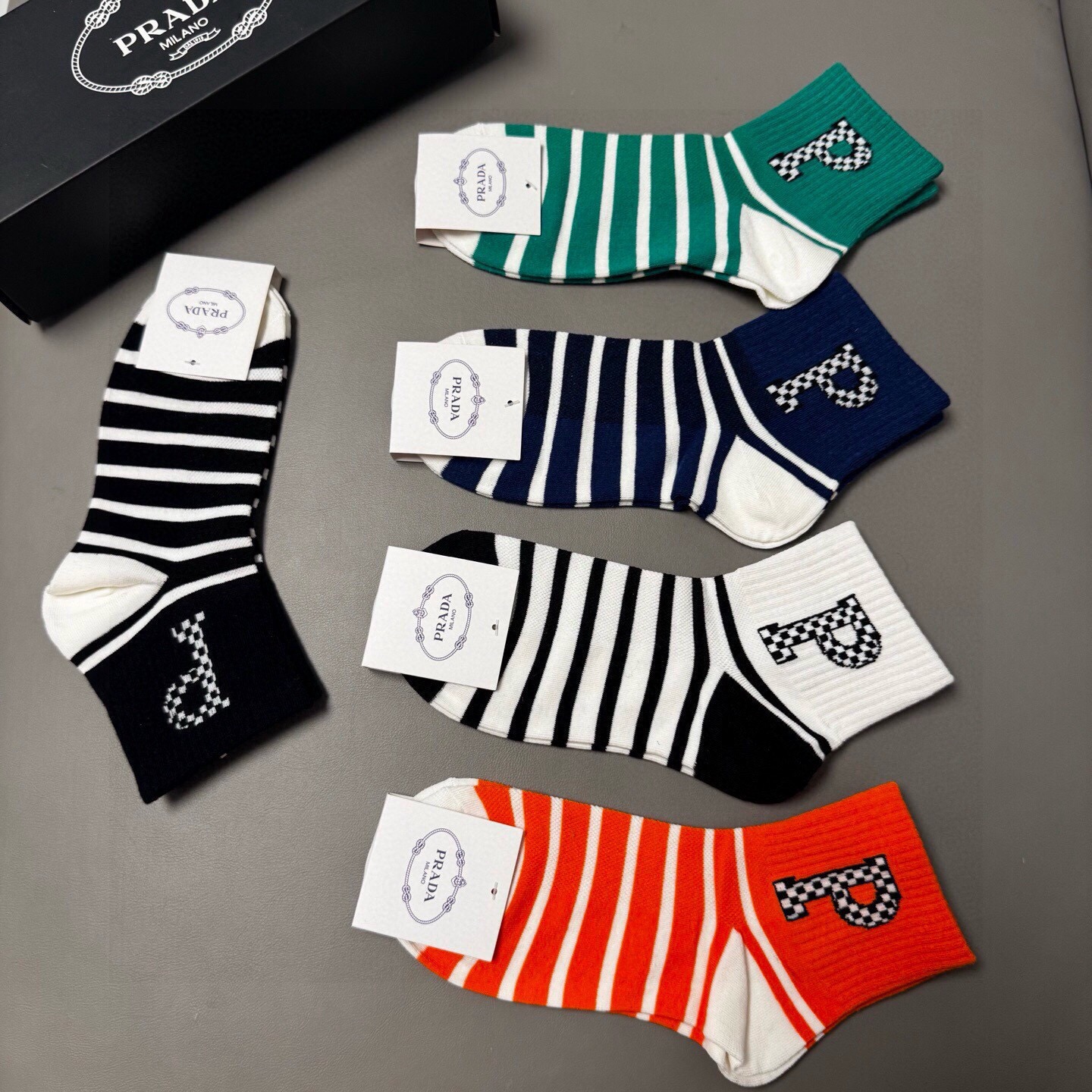 🆕PRADA · 普拉达新品中筒袜子❗️【一盒五双】纯棉材质织造，提花经典标志，柔软舒适，大牌出街，潮人