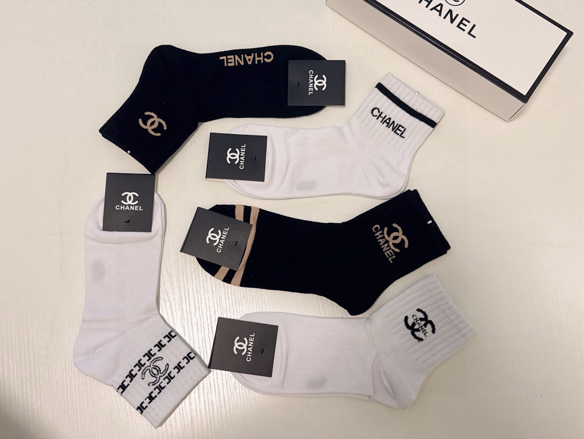🆕CHANEL · 香奈儿❗️香奶奶家新品女款袜子❗️【一盒五双】纯棉材质，柔软舒适透气，提花经典品牌全