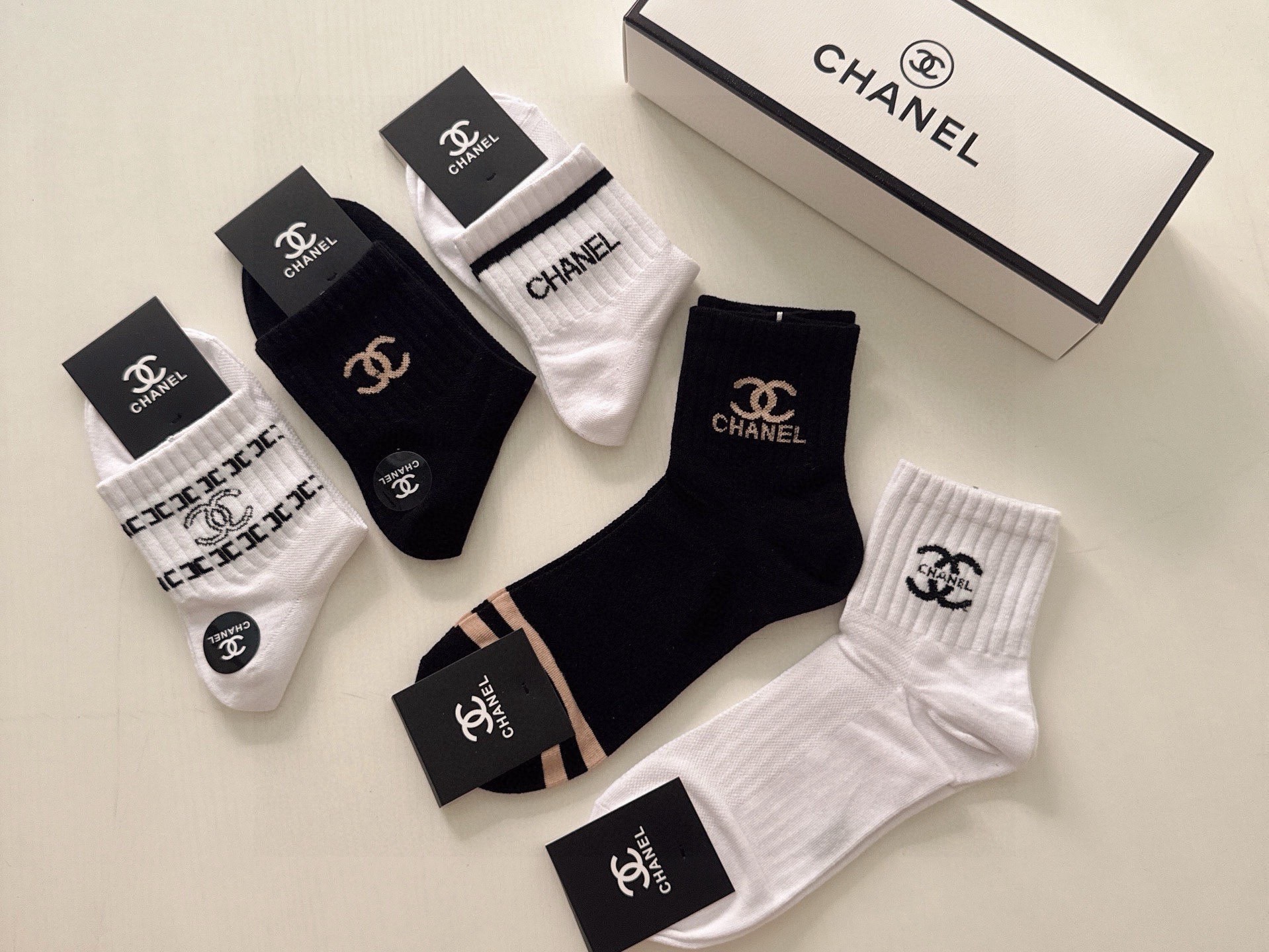 🆕CHANEL · 香奈儿❗️香奶奶家新品女款袜子❗️【一盒五双】纯棉材质，柔软舒适透气，提花经典品牌全