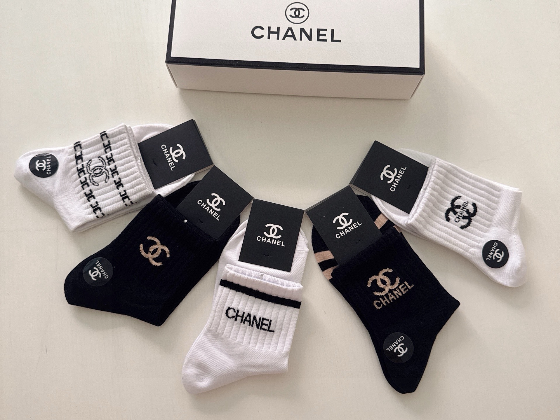 🆕CHANEL · 香奈儿❗️香奶奶家新品女款袜子❗️【一盒五双】纯棉材质，柔软舒适透气，提花经典品牌全