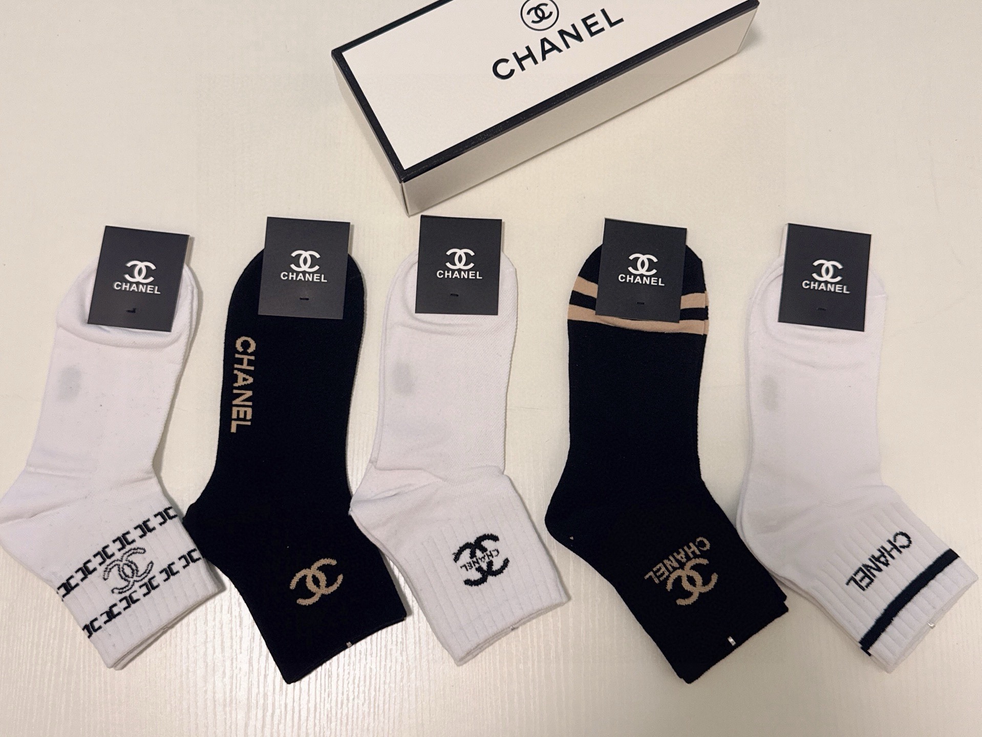 🆕CHANEL · 香奈儿❗️香奶奶家新品女款袜子❗️【一盒五双】纯棉材质，柔软舒适透气，提花经典品牌全
