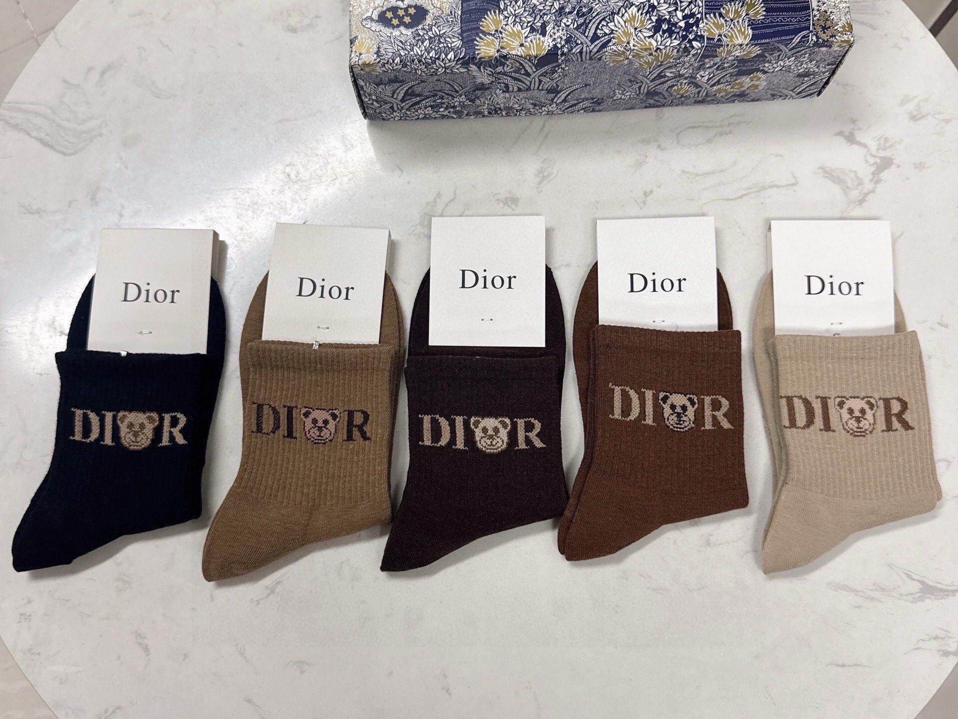 🆕Dior · 迪奥❗️D家新品中筒袜子❗️【一盒五双】纯棉材质，上脚柔软舒适，经典的D家字母logo，