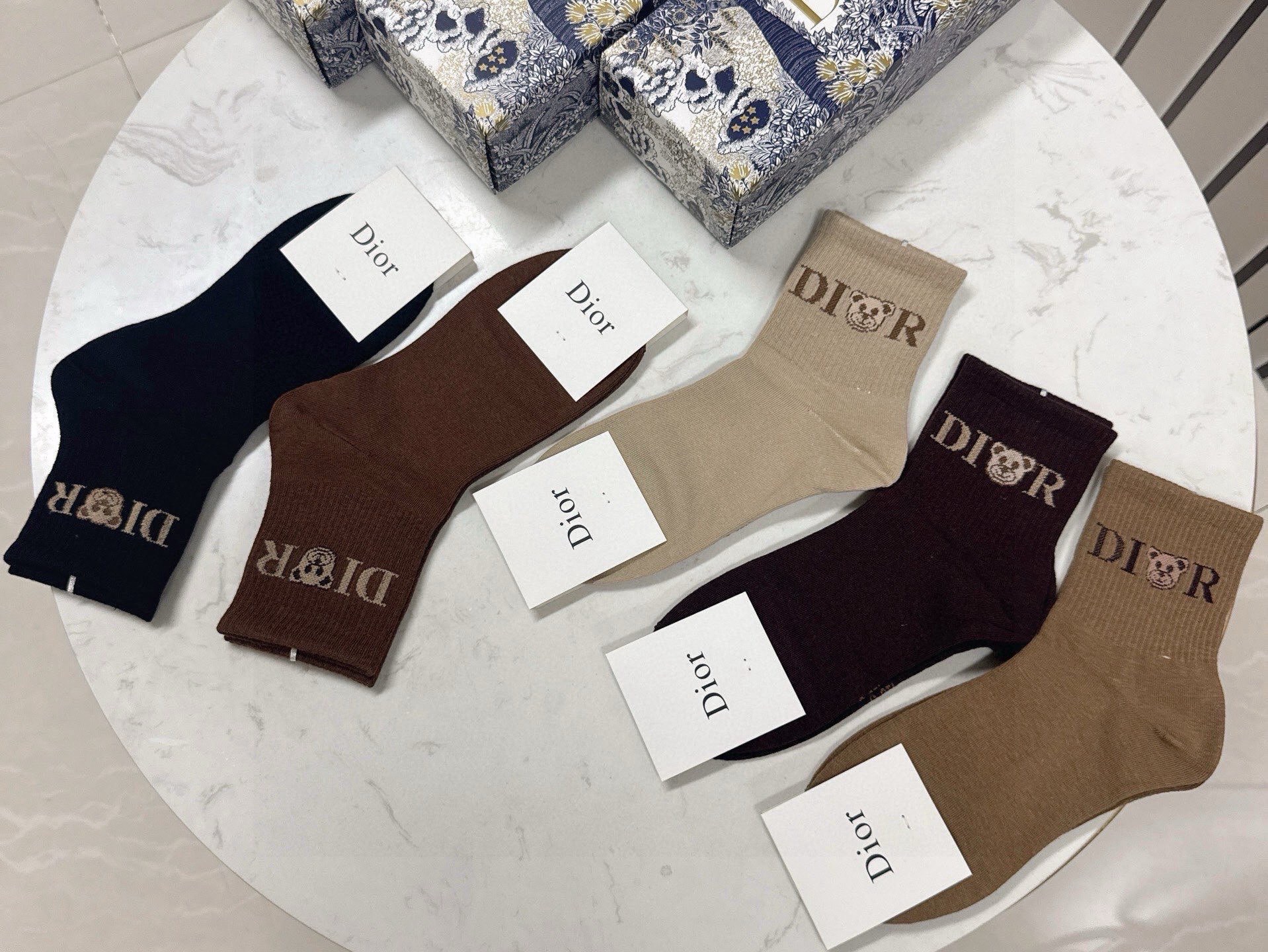 🆕Dior · 迪奥❗️D家新品中筒袜子❗️【一盒五双】纯棉材质，上脚柔软舒适，经典的D家字母logo，