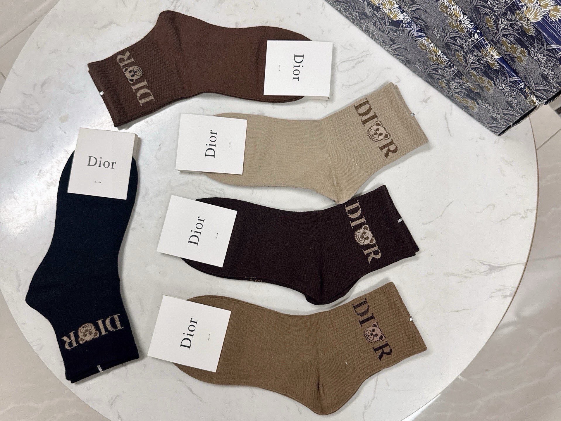 🆕Dior · 迪奥❗️D家新品中筒袜子❗️【一盒五双】纯棉材质，上脚柔软舒适，经典的D家字母logo，