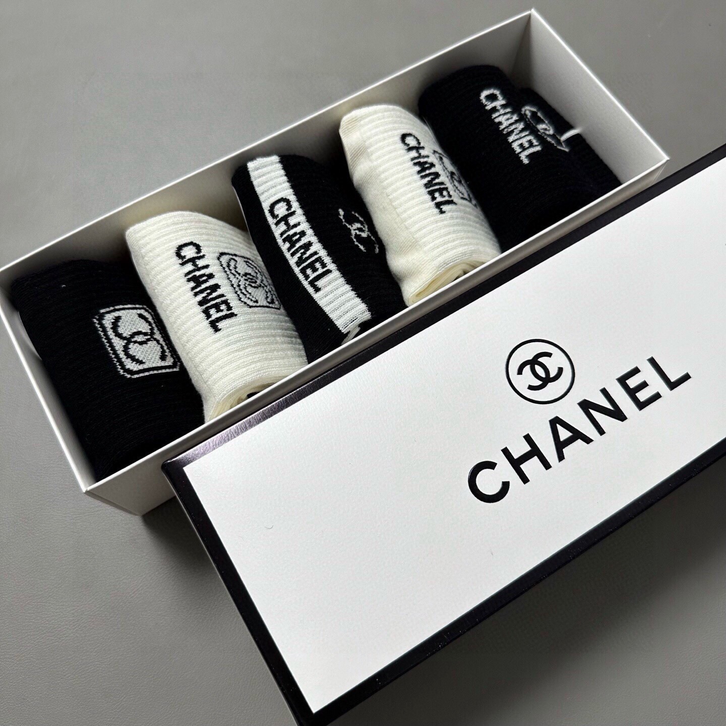 🆕Chanel · 香奈儿❗️香奶奶家新品女款中筒袜子❗️【一盒五双】纯棉材质，柔软舒适透气，提花经典标