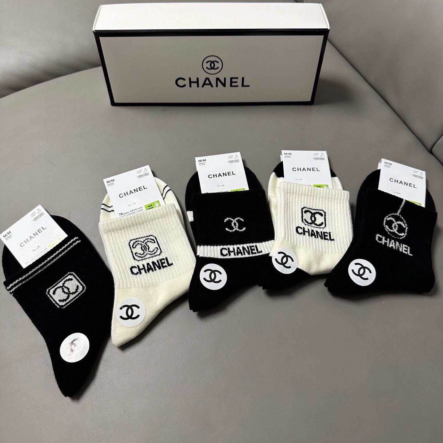 🆕Chanel · 香奈儿❗️香奶奶家新品女款中筒袜子❗️【一盒五双】纯棉材质，柔软舒适透气，提花经典标