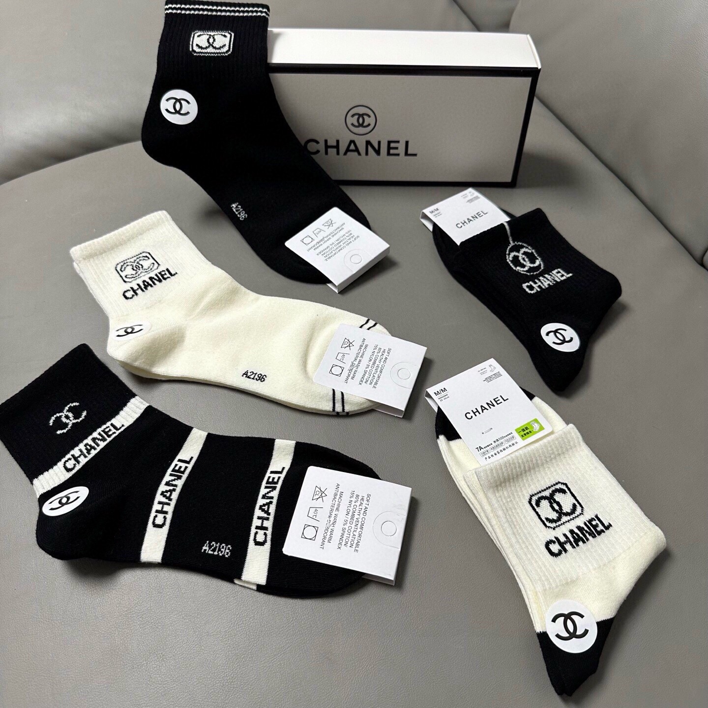 🆕Chanel · 香奈儿❗️香奶奶家新品女款中筒袜子❗️【一盒五双】纯棉材质，柔软舒适透气，提花经典标