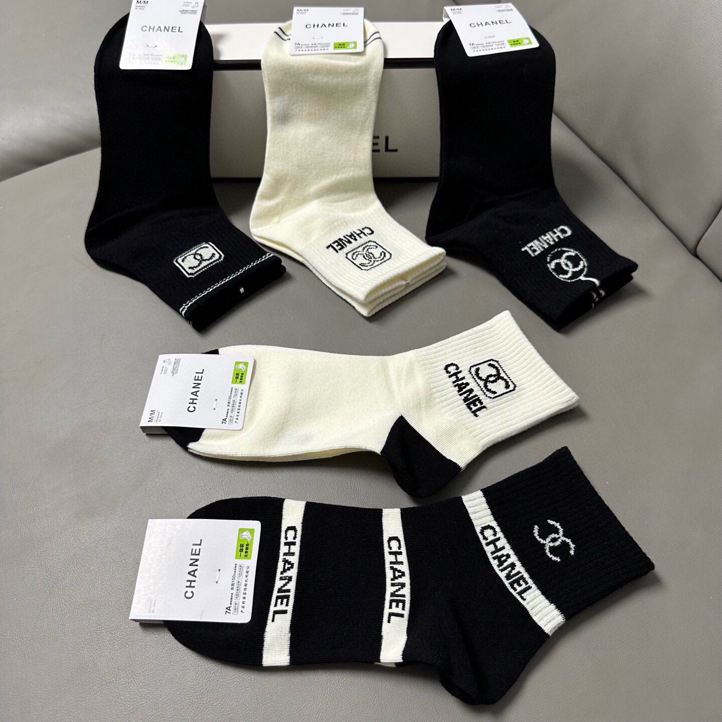 🆕Chanel · 香奈儿❗️香奶奶家新品女款中筒袜子❗️【一盒五双】纯棉材质，柔软舒适透气，提花经典标
