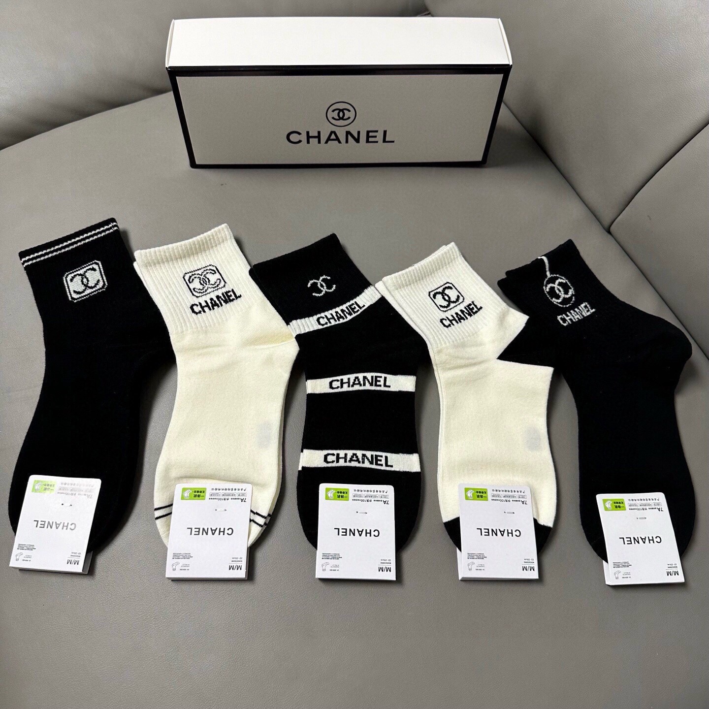 🆕Chanel · 香奈儿❗️香奶奶家新品女款中筒袜子❗️【一盒五双】纯棉材质，柔软舒适透气，提花经典标