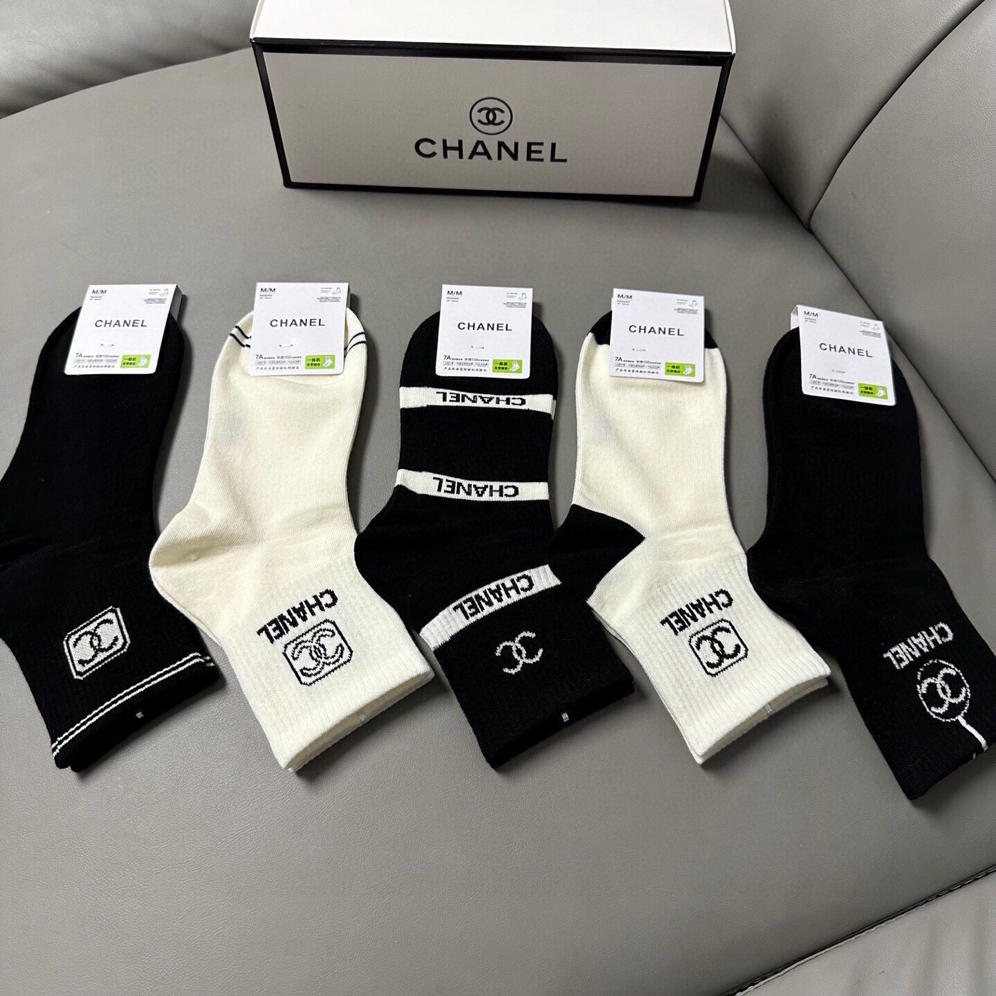 🆕Chanel · 香奈儿❗️香奶奶家新品女款中筒袜子❗️【一盒五双】纯棉材质，柔软舒适透气，提花经典标