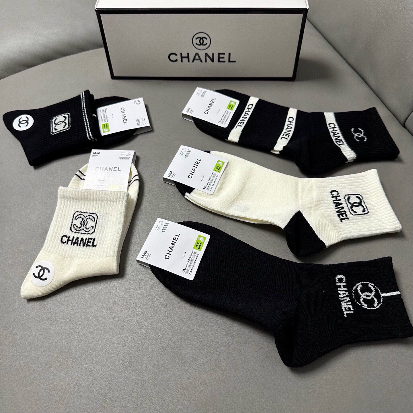 🆕Chanel · 香奈儿❗️香奶奶家新品女款中筒袜子❗️【一盒五双】纯棉材质，柔软舒适透气，提花经典标