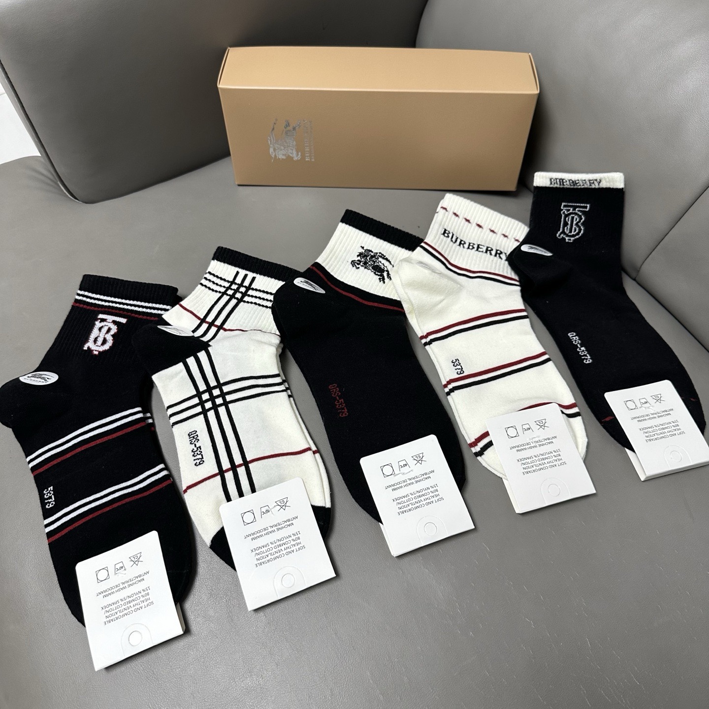 🆕Burberry · 巴宝莉❗️B家新品男款袜子❗️【一盒五双】纯棉材质织造，柔软舒适，提花经典品牌全