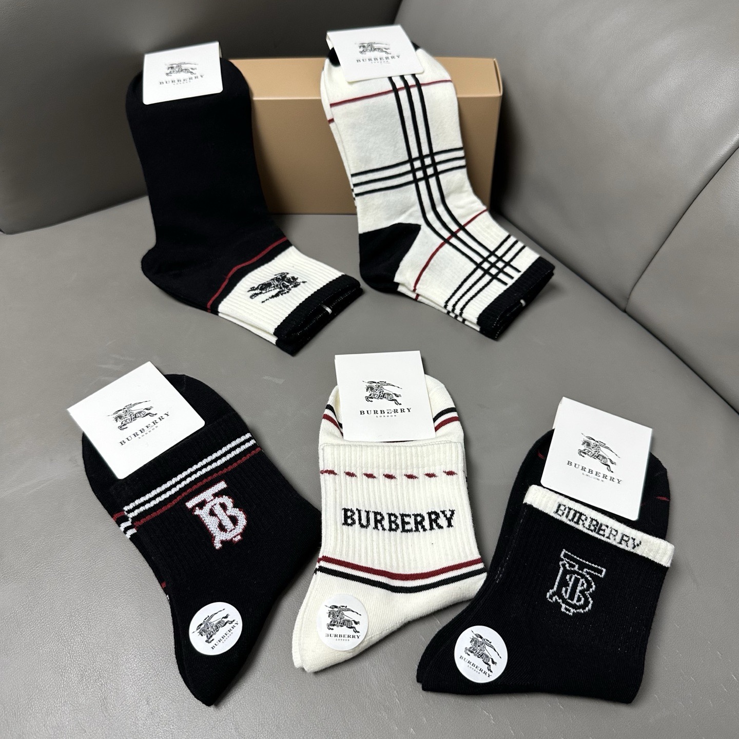 🆕Burberry · 巴宝莉❗️B家新品男款袜子❗️【一盒五双】纯棉材质织造，柔软舒适，提花经典品牌全