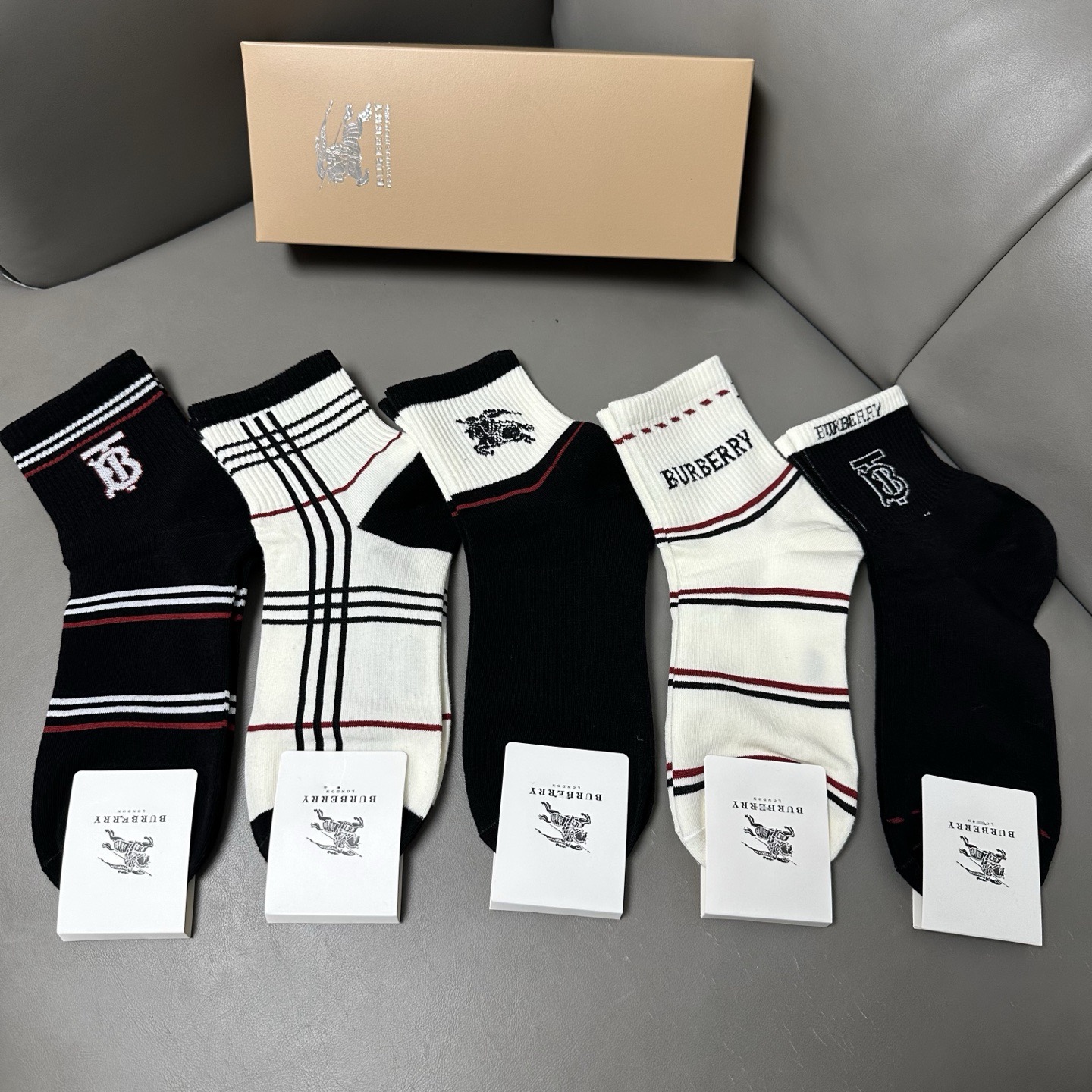 🆕Burberry · 巴宝莉❗️B家新品男款袜子❗️【一盒五双】纯棉材质织造，柔软舒适，提花经典品牌全