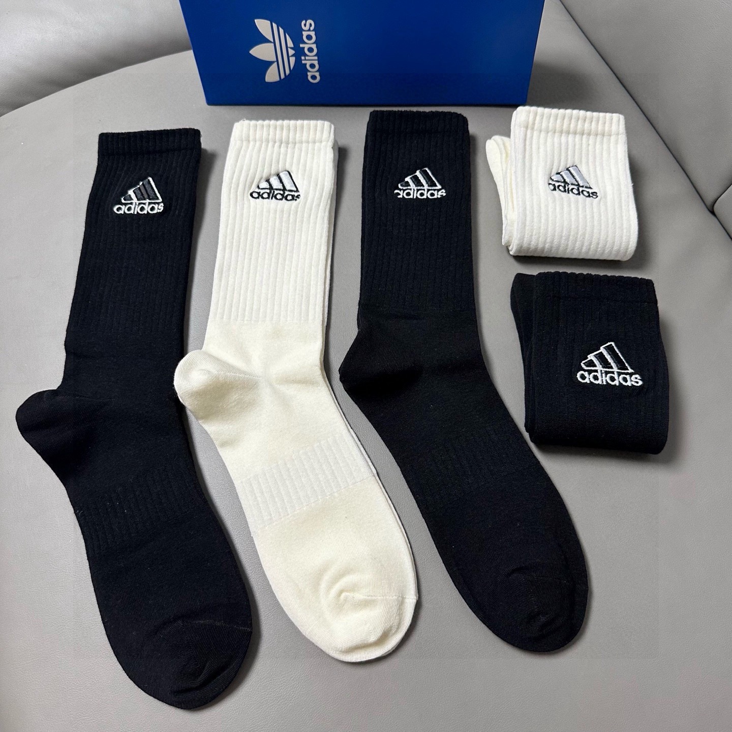 🆕Adidas · 阿迪达斯❗️新品女款长筒袜子，火爆全网的三叶草❗️☘万针刺绣️logo超级nice❗
