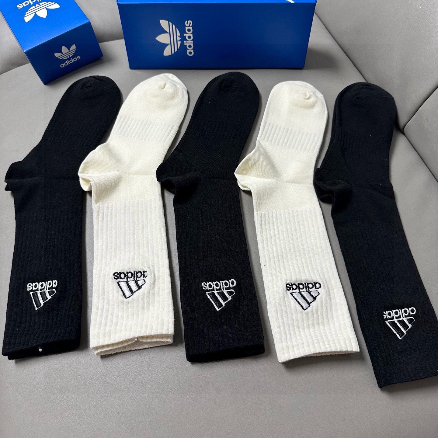 🆕Adidas · 阿迪达斯❗️新品女款长筒袜子，火爆全网的三叶草❗️☘万针刺绣️logo超级nice❗