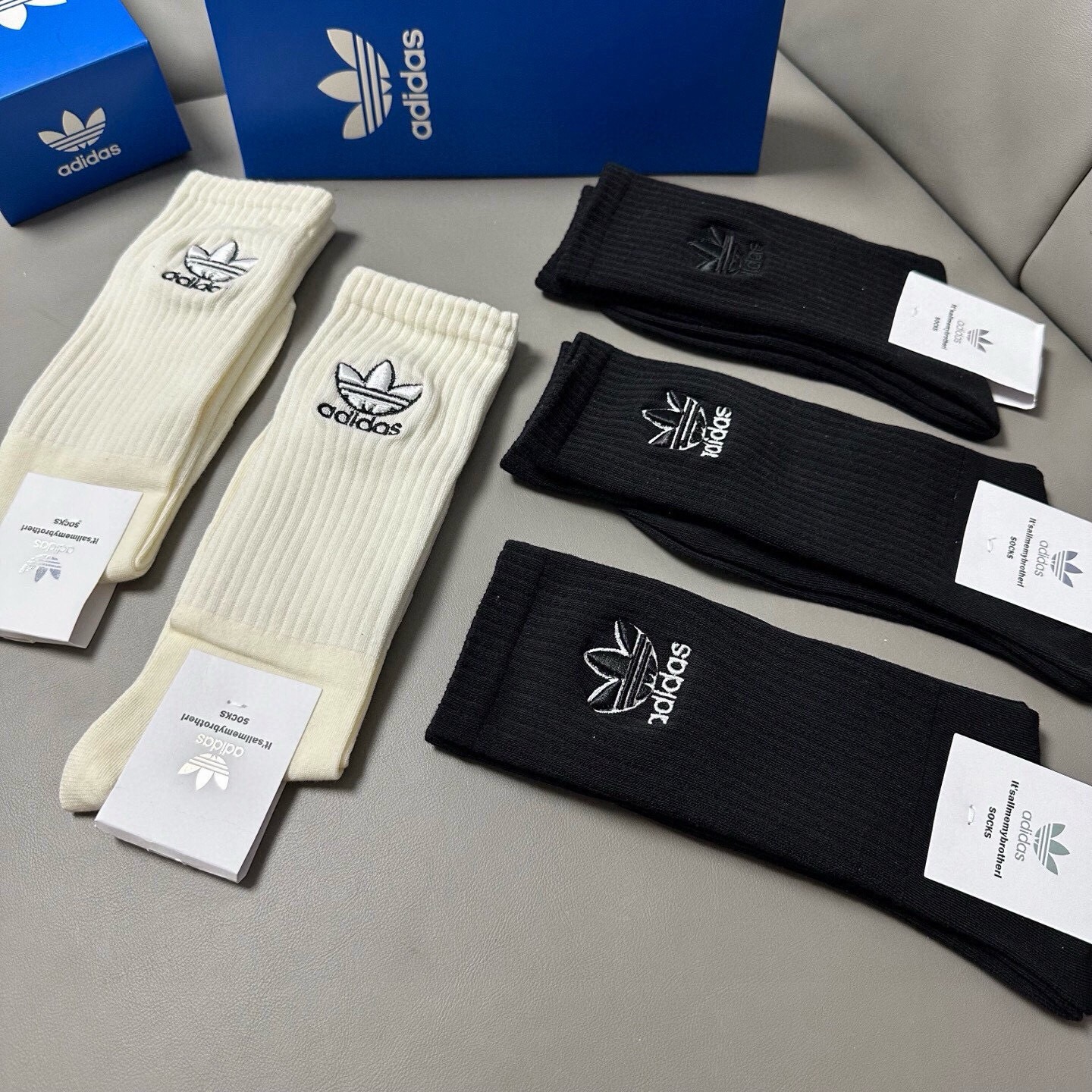 🆕Adidas · 阿迪达斯❗️新品女款长筒袜子，火爆全网的三叶草❗️☘万针刺绣️logo超级nice❗