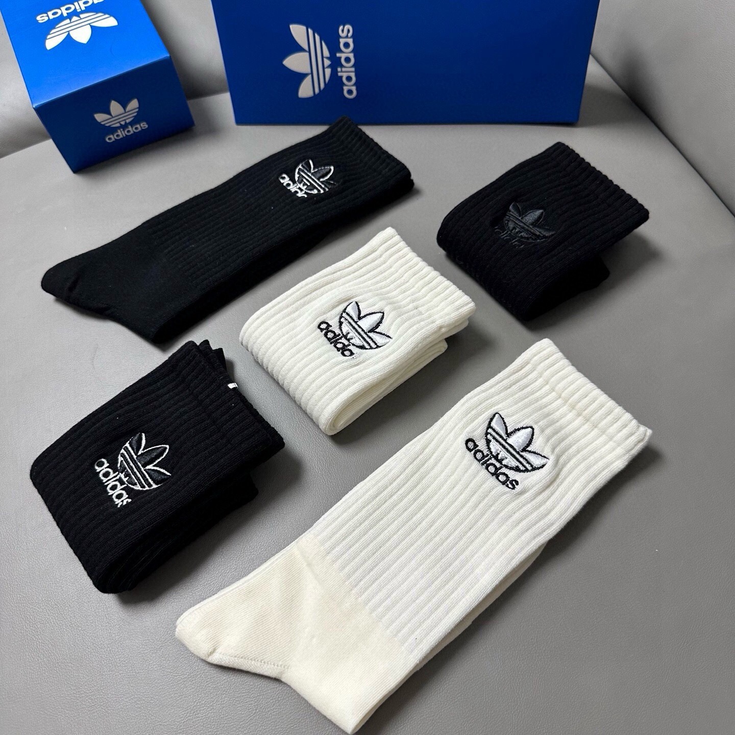 🆕Adidas · 阿迪达斯❗️新品女款长筒袜子，火爆全网的三叶草❗️☘万针刺绣️logo超级nice❗