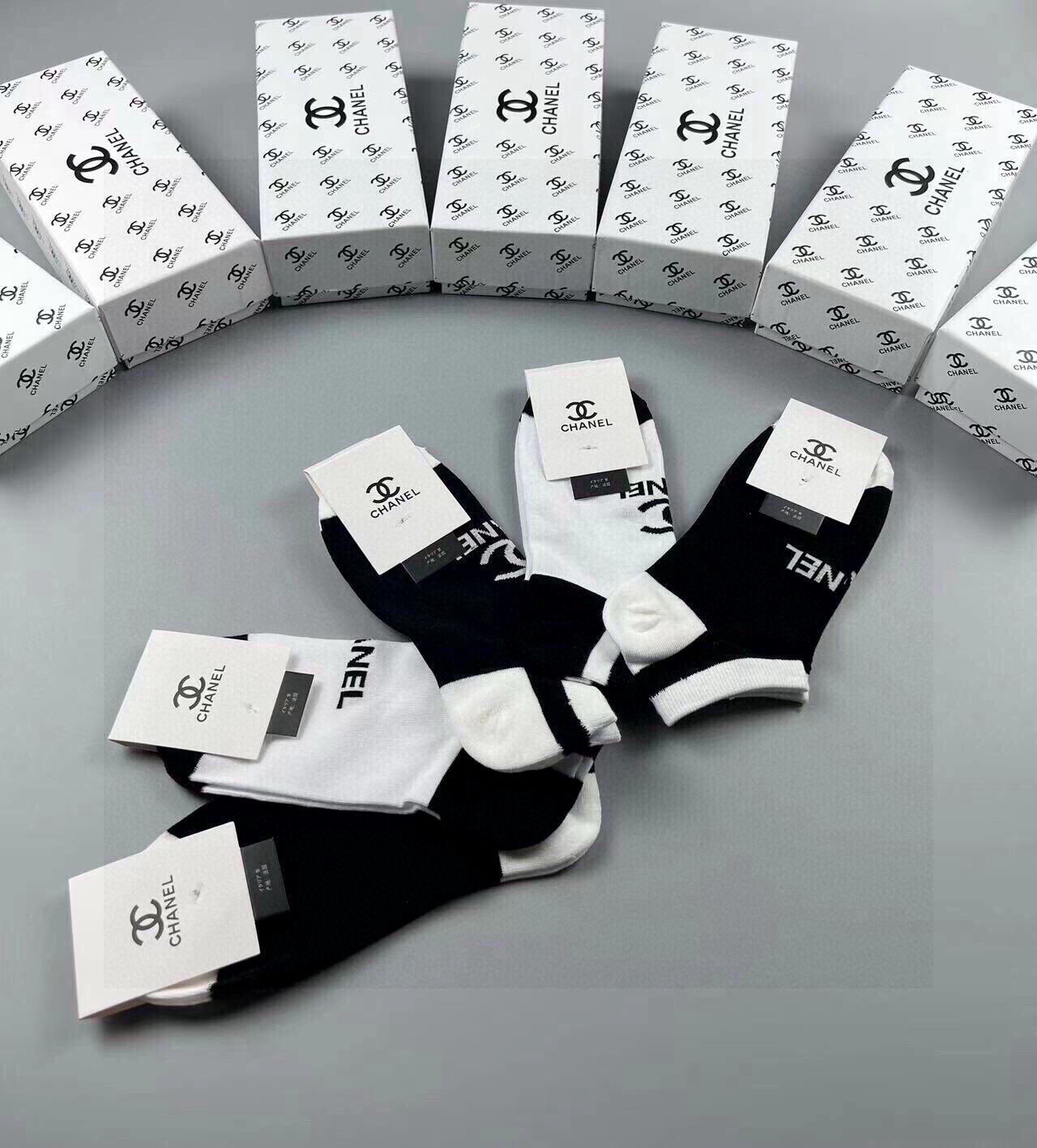 🆕CHANEL · 香奈儿❗️香奶奶家新品女款袜子❗️【一盒五双】纯棉材质，柔软舒适透气，提花经典品牌全