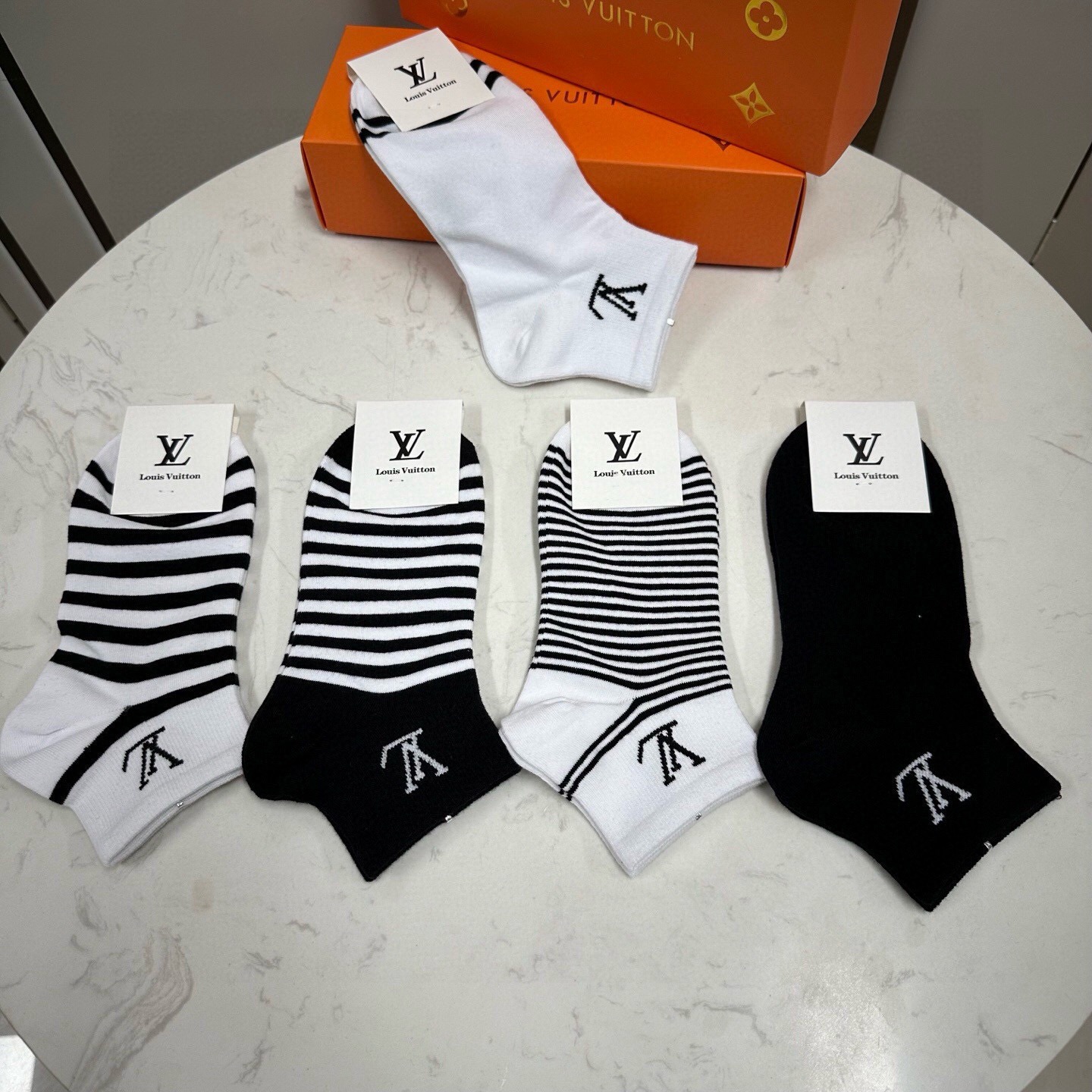 🆕 Louis Vuitton · 路易威登❗️驴家新品女款袜子❗️【一盒五双】纯棉材质，柔软舒适，提花