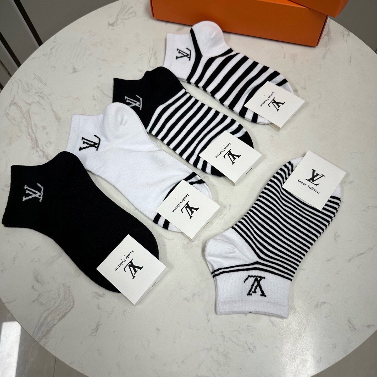 🆕 Louis Vuitton · 路易威登❗️驴家新品女款袜子❗️【一盒五双】纯棉材质，柔软舒适，提花