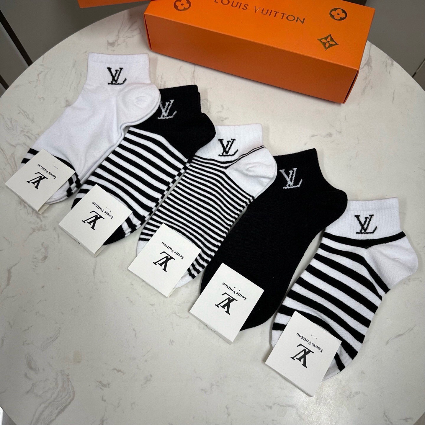 🆕 Louis Vuitton · 路易威登❗️驴家新品女款袜子❗️【一盒五双】纯棉材质，柔软舒适，提花