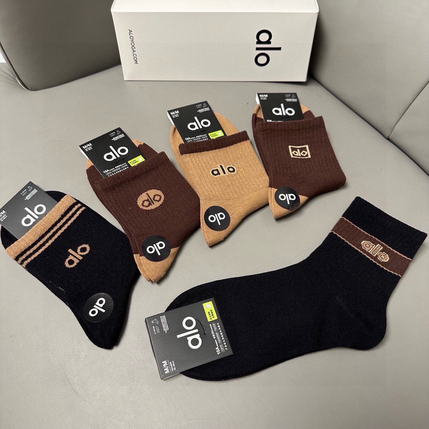 🆕 · alo ·❗️alo新品男款中筒袜子❗️【一盒五双】提花经典字母标志，纯棉材质制造，透气舒适，超