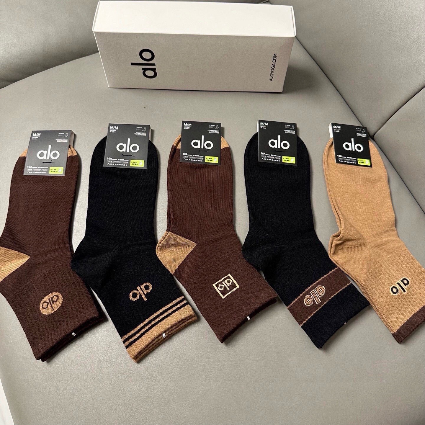 🆕 · alo ·❗️alo新品男款中筒袜子❗️【一盒五双】提花经典字母标志，纯棉材质制造，透气舒适，超