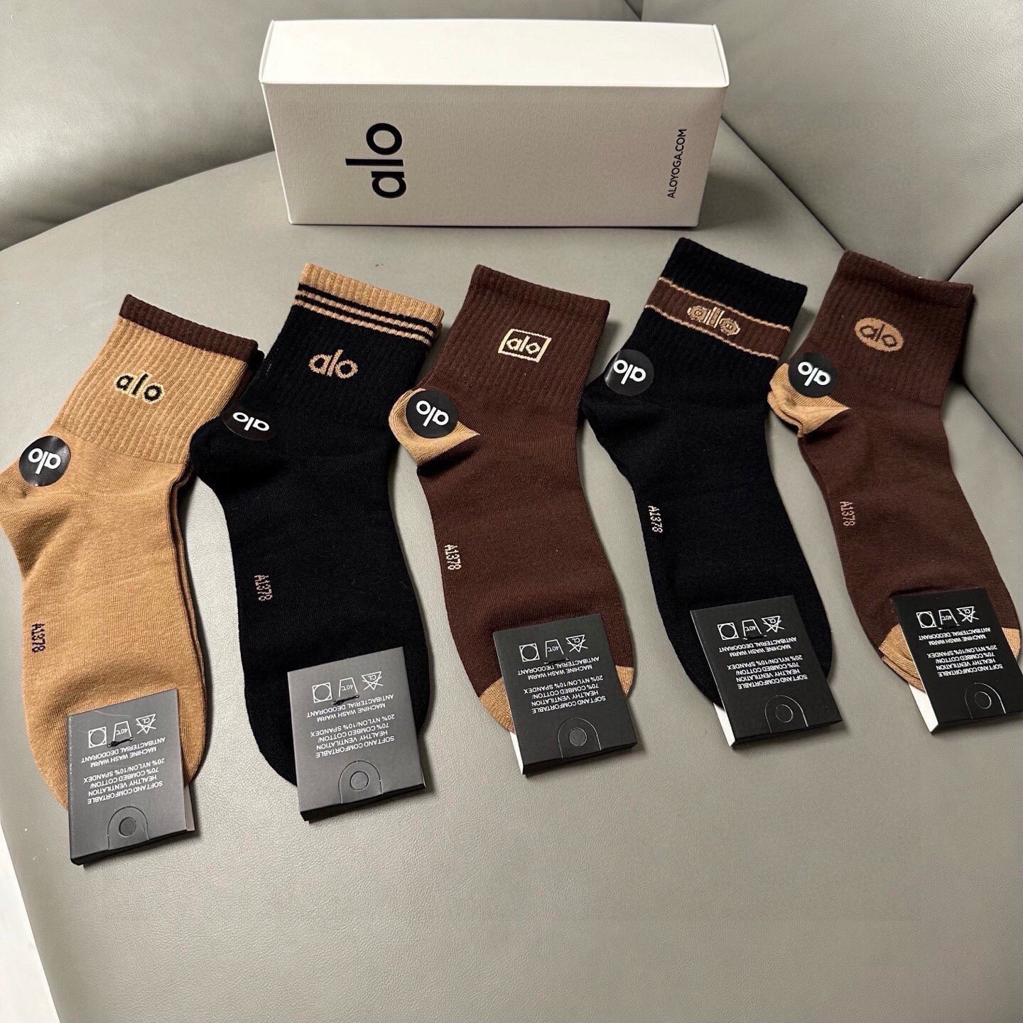 🆕 · alo ·❗️alo新品男款中筒袜子❗️【一盒五双】提花经典字母标志，纯棉材质制造，透气舒适，超