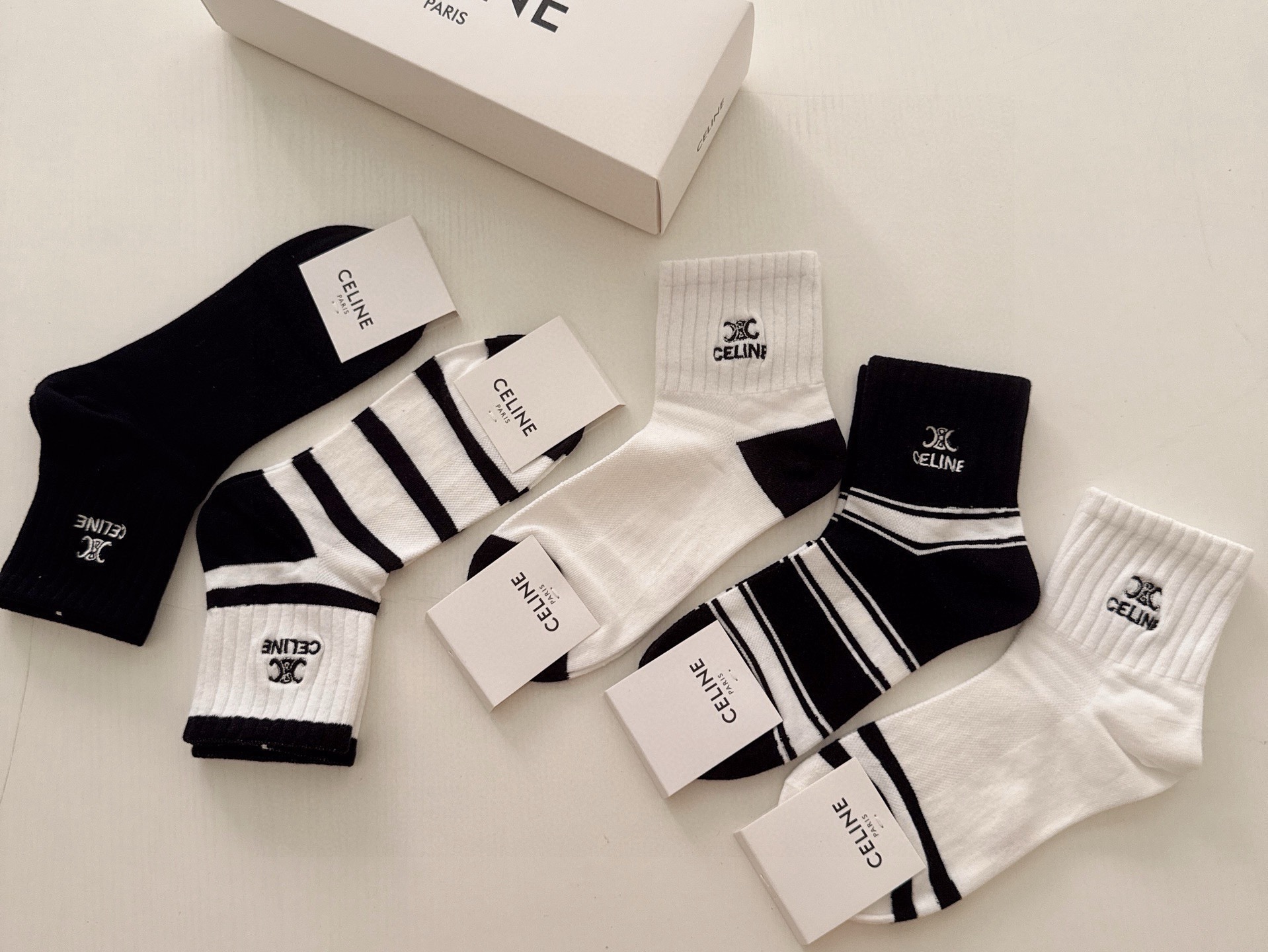 🆕CELINE · 赛琳❗️新品女款中筒袜，【一盒五双】刺绣经典标志，纯棉材质制造，透气舒适，超级nic