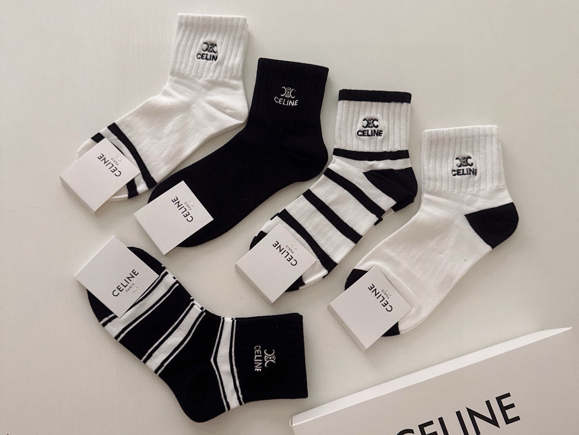 🆕CELINE · 赛琳❗️新品女款中筒袜，【一盒五双】刺绣经典标志，纯棉材质制造，透气舒适，超级nic