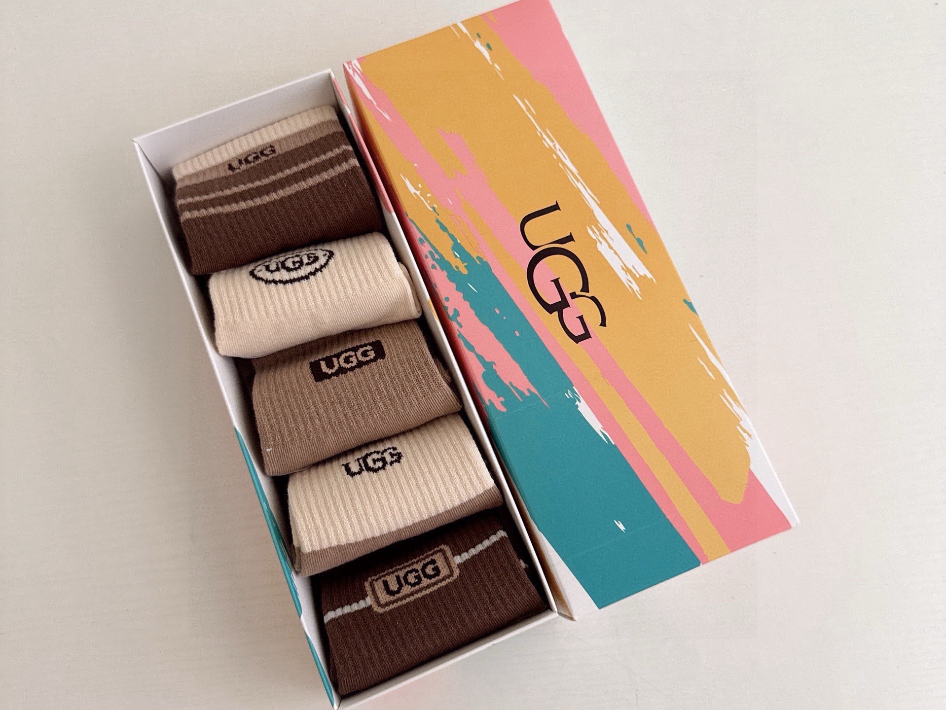 🆕 · UGG · ❗️UGG新品女款中筒袜子❗️【一盒五双】纯棉材质，柔软舒适透气，提花经典标志，炒鸡