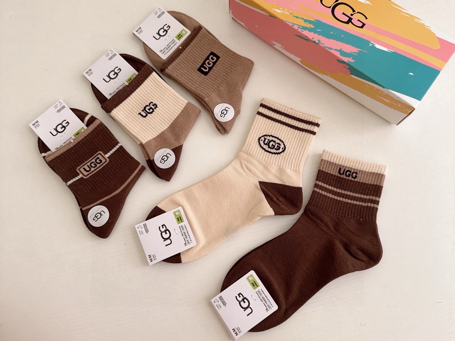 🆕 · UGG · ❗️UGG新品女款中筒袜子❗️【一盒五双】纯棉材质，柔软舒适透气，提花经典标志，炒鸡