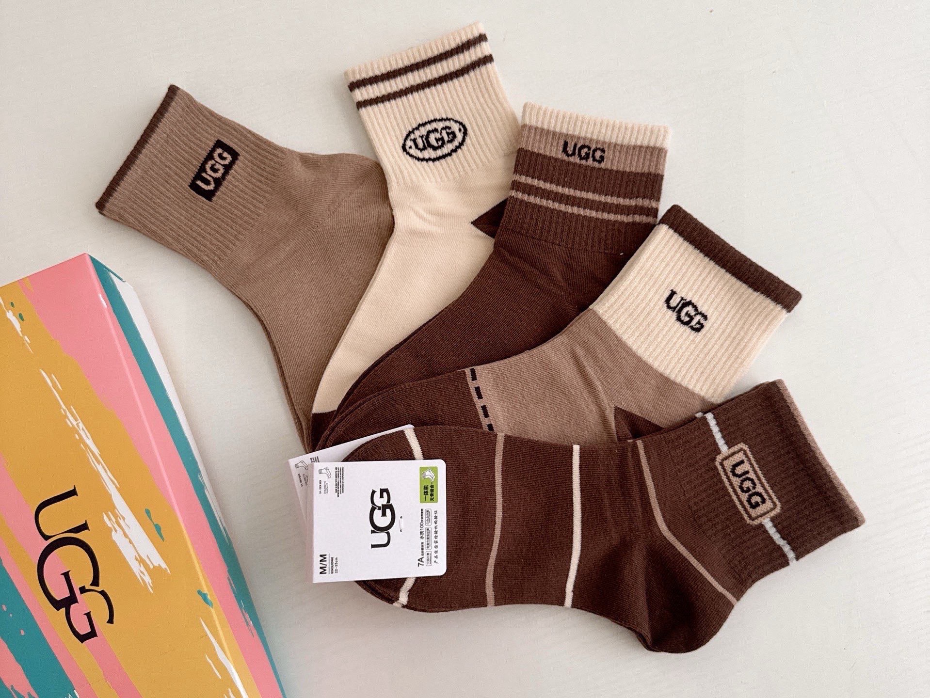 🆕 · UGG · ❗️UGG新品女款中筒袜子❗️【一盒五双】纯棉材质，柔软舒适透气，提花经典标志，炒鸡