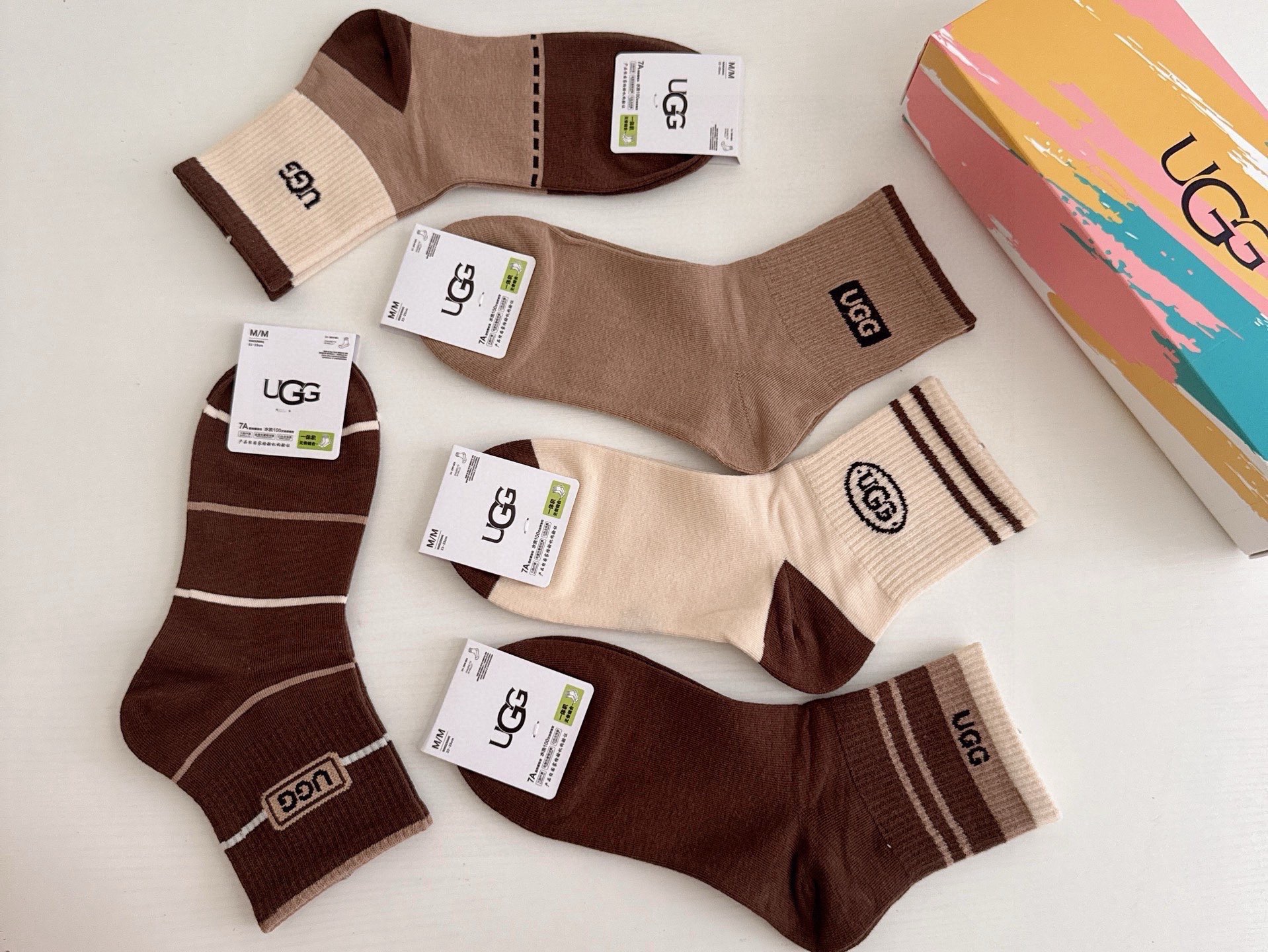 🆕 · UGG · ❗️UGG新品女款中筒袜子❗️【一盒五双】纯棉材质，柔软舒适透气，提花经典标志，炒鸡