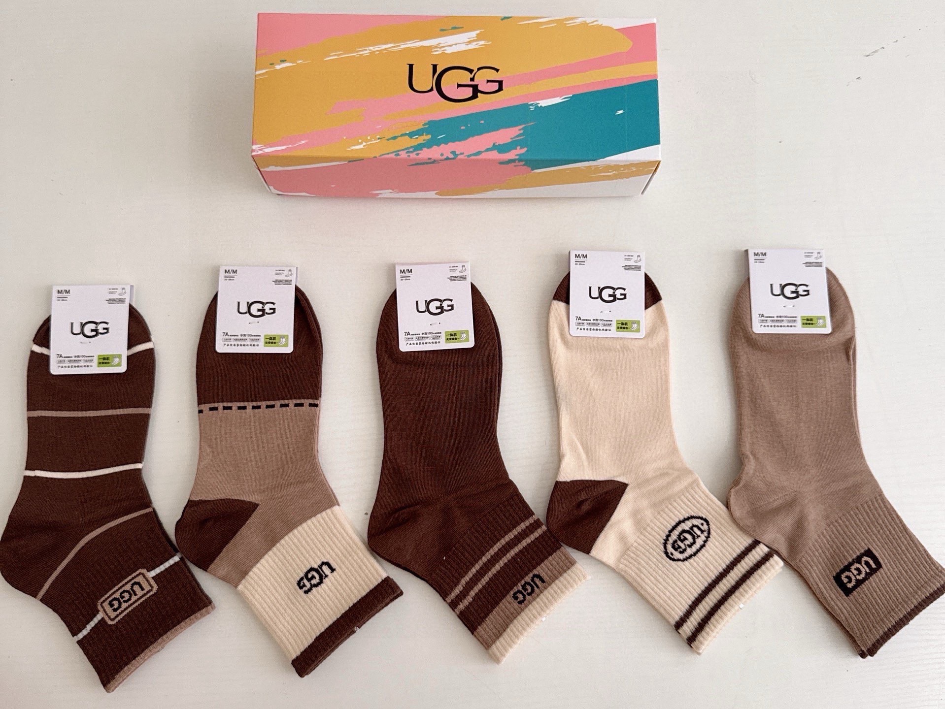 🆕 · UGG · ❗️UGG新品女款中筒袜子❗️【一盒五双】纯棉材质，柔软舒适透气，提花经典标志，炒鸡