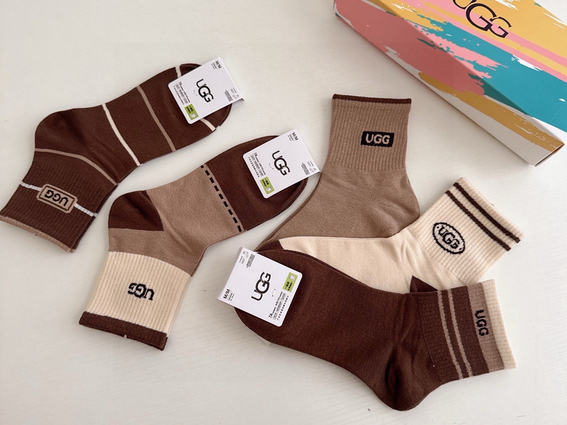 🆕 · UGG · ❗️UGG新品女款中筒袜子❗️【一盒五双】纯棉材质，柔软舒适透气，提花经典标志，炒鸡