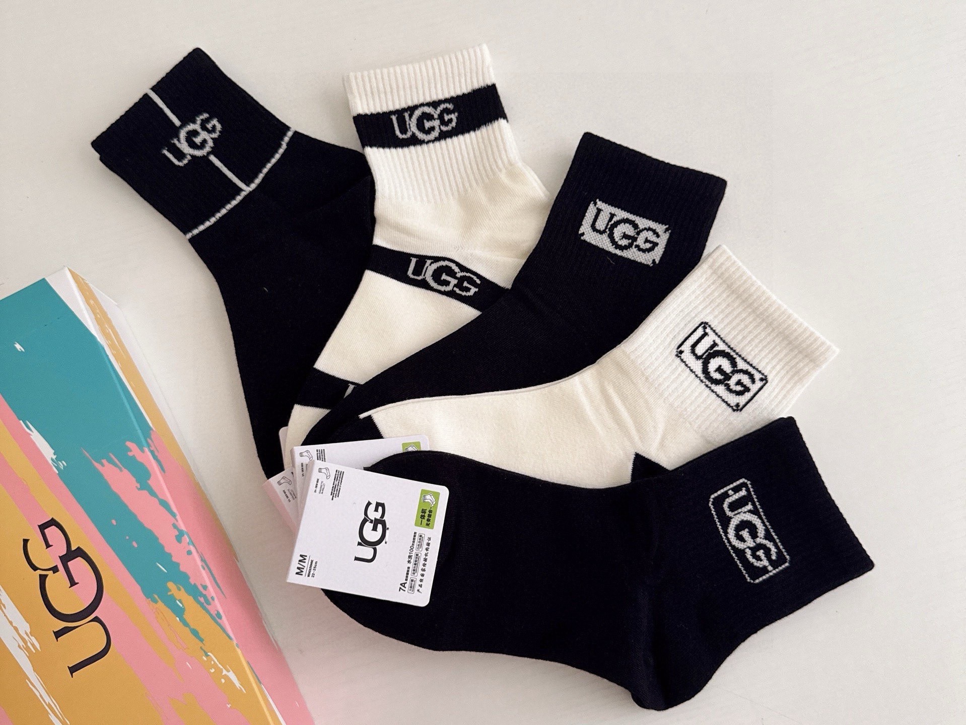 🆕 · UGG · ❗️UGG新品女款中筒袜子❗️【一盒五双】纯棉材质，柔软舒适透气，提花经典标志，炒鸡