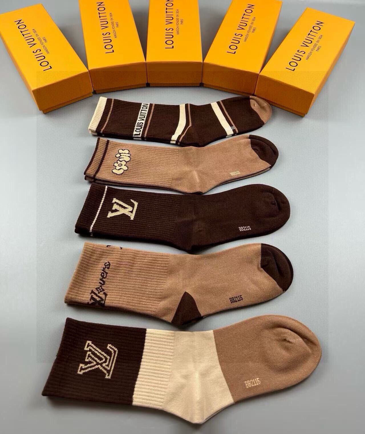🆕Louis Vuitton · 路易威登❗️驴家新品女款高筒袜子❗️【一盒五双】纯棉材质，提花经典标志