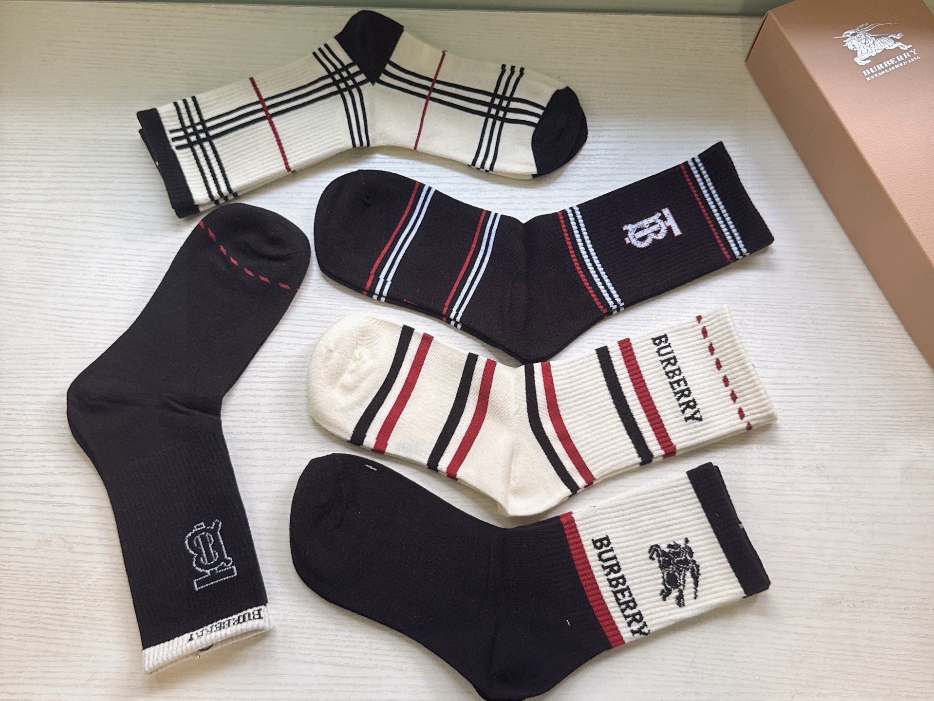 🆕Burberry · 巴宝莉❗️大B家新品女款长筒袜子❗️【一盒五双】格子设计搭配战马🐎logo，简单