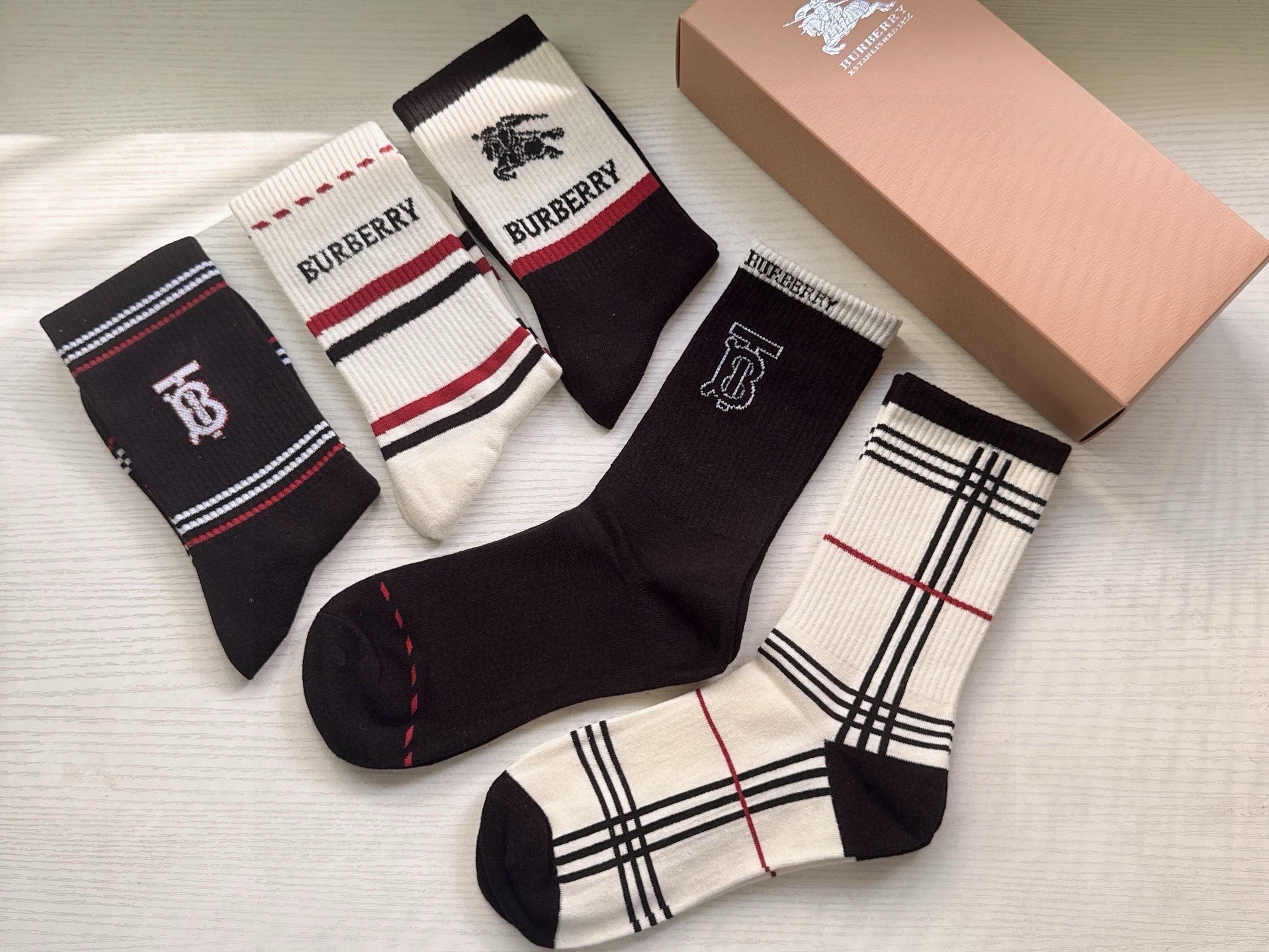 🆕Burberry · 巴宝莉❗️大B家新品女款长筒袜子❗️【一盒五双】格子设计搭配战马🐎logo，简单